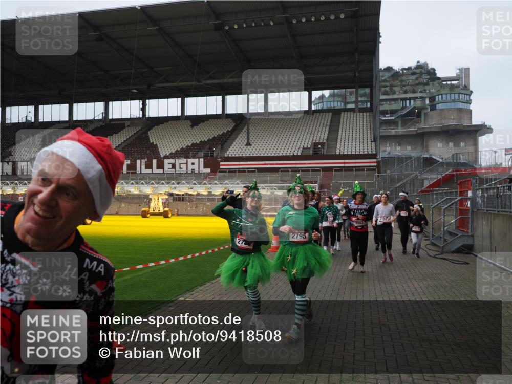 07.12.2025 - St. Pauli X-Mass-Run No. 15 Fabian Wolf http://msf.ph/oto/9418508 07.12.2025 11:26:20 Ziel 610, 624, 1345, 1498, 1501, 1632, 2059, 2063, 2066, 2069, 2074, 2124, 2257, 2260, 2637, 2786, 2795, 3094, 3217, 3257, 3258, 3260, 3261, 3607 meine-sportfotos.de
