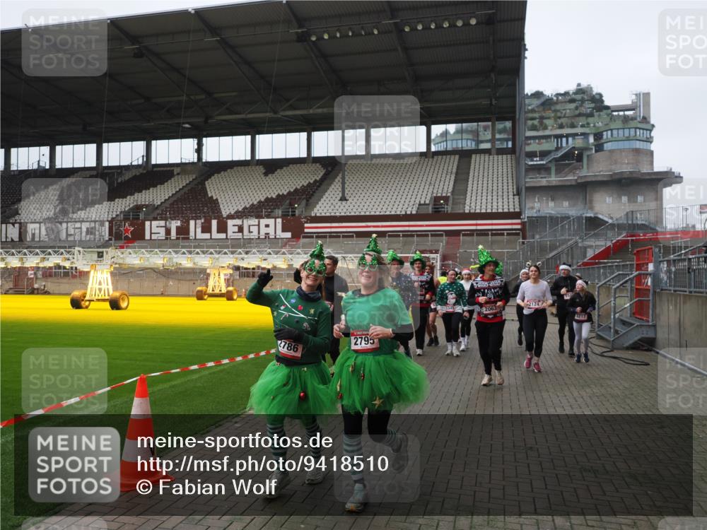 07.12.2025 - St. Pauli X-Mass-Run No. 15 Fabian Wolf http://msf.ph/oto/9418510 07.12.2025 11:26:20 Ziel 610, 624, 1345, 1498, 1501, 1632, 2059, 2063, 2066, 2069, 2074, 2124, 2257, 2260, 2637, 2786, 2795, 3094, 3217, 3257, 3258, 3260, 3261, 3607 meine-sportfotos.de