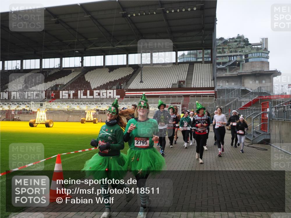 07.12.2025 - St. Pauli X-Mass-Run No. 15 Fabian Wolf http://msf.ph/oto/9418511 07.12.2025 11:26:20 Ziel 610, 624, 1345, 1498, 1501, 1632, 2059, 2063, 2066, 2069, 2074, 2124, 2257, 2260, 2637, 2786, 2795, 3094, 3217, 3257, 3258, 3260, 3261, 3607 meine-sportfotos.de