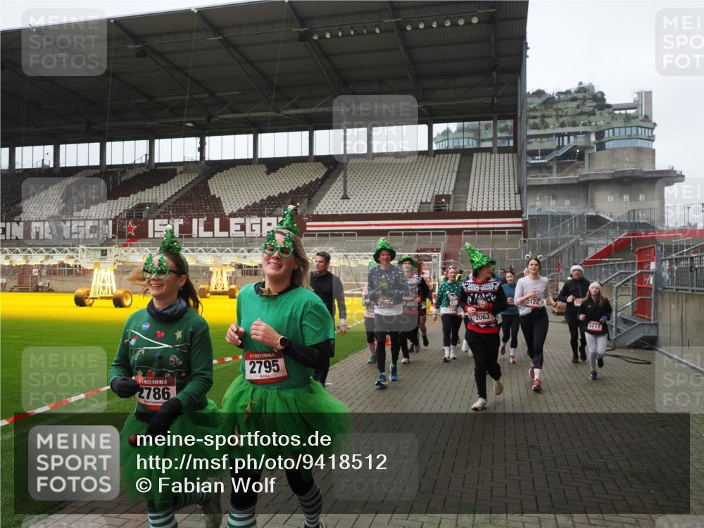 07.12.2025 - St. Pauli X-Mass-Run No. 15 Fabian Wolf http://msf.ph/oto/9418512 07.12.2025 11:26:21 Ziel 610, 624, 1345, 1498, 1501, 1632, 2059, 2063, 2066, 2069, 2074, 2124, 2257, 2260, 2637, 2786, 2795, 3094, 3217, 3257, 3258, 3260, 3261, 3607 meine-sportfotos.de