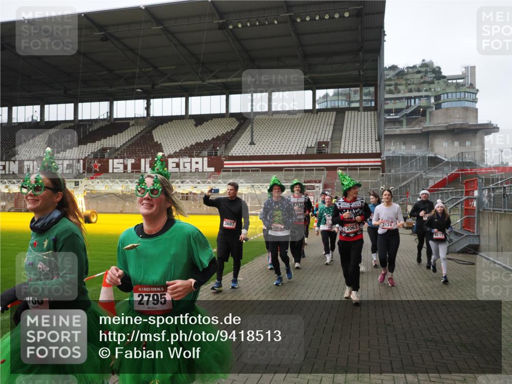 07.12.2025 - St. Pauli X-Mass-Run No. 15 Fabian Wolf http://msf.ph/oto/9418513 07.12.2025 11:26:21 Ziel 610, 624, 1345, 1498, 1501, 1632, 2059, 2063, 2066, 2069, 2074, 2124, 2257, 2260, 2637, 2786, 2795, 3094, 3217, 3257, 3258, 3260, 3261, 3607 meine-sportfotos.de