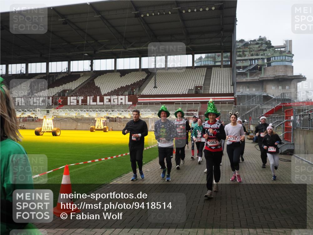 07.12.2025 - St. Pauli X-Mass-Run No. 15 Fabian Wolf http://msf.ph/oto/9418514 07.12.2025 11:26:21 Ziel 610, 624, 1345, 1498, 1501, 1632, 2059, 2063, 2066, 2069, 2074, 2124, 2257, 2260, 2637, 2786, 2795, 3094, 3217, 3257, 3258, 3260, 3261, 3607 meine-sportfotos.de