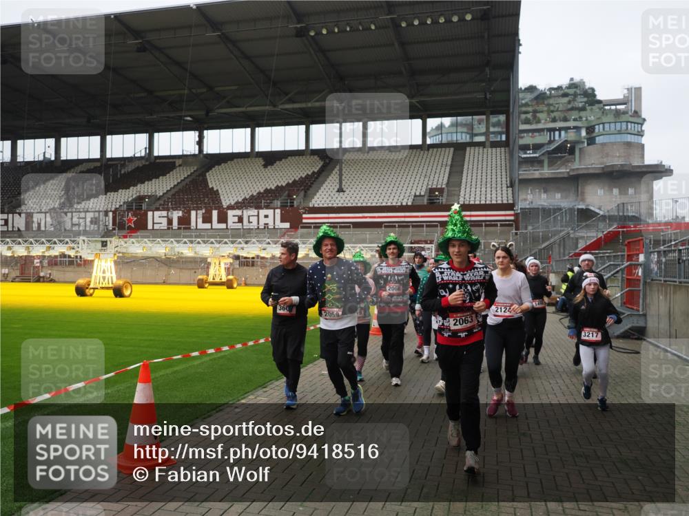 07.12.2025 - St. Pauli X-Mass-Run No. 15 Fabian Wolf http://msf.ph/oto/9418516 07.12.2025 11:26:22 Ziel 610, 624, 1345, 1498, 1501, 1632, 2059, 2063, 2066, 2069, 2074, 2124, 2257, 2260, 2637, 2786, 2795, 3094, 3217, 3257, 3258, 3260, 3261, 3607 meine-sportfotos.de