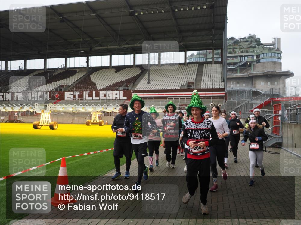 07.12.2025 - St. Pauli X-Mass-Run No. 15 Fabian Wolf http://msf.ph/oto/9418517 07.12.2025 11:26:22 Ziel 610, 624, 1345, 1498, 1501, 1632, 2059, 2063, 2066, 2069, 2074, 2124, 2257, 2260, 2637, 2786, 2795, 3094, 3217, 3257, 3258, 3260, 3261, 3607 meine-sportfotos.de