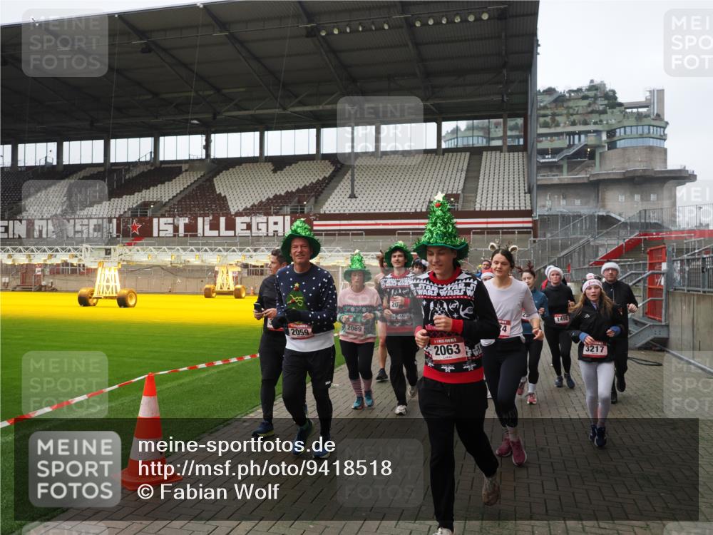 07.12.2025 - St. Pauli X-Mass-Run No. 15 Fabian Wolf http://msf.ph/oto/9418518 07.12.2025 11:26:22 Ziel 610, 624, 1345, 1498, 1501, 1632, 2059, 2063, 2066, 2069, 2074, 2124, 2257, 2260, 2637, 2786, 2795, 3094, 3217, 3257, 3258, 3260, 3261, 3607 meine-sportfotos.de