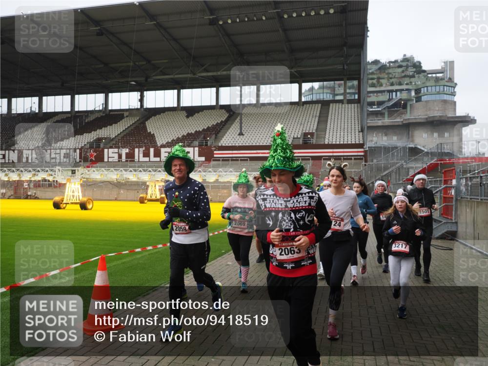 07.12.2025 - St. Pauli X-Mass-Run No. 15 Fabian Wolf http://msf.ph/oto/9418519 07.12.2025 11:26:22 Ziel 610, 624, 1345, 1498, 1501, 1632, 2059, 2063, 2066, 2069, 2074, 2124, 2257, 2260, 2637, 2786, 2795, 3094, 3217, 3257, 3258, 3260, 3261, 3607 meine-sportfotos.de
