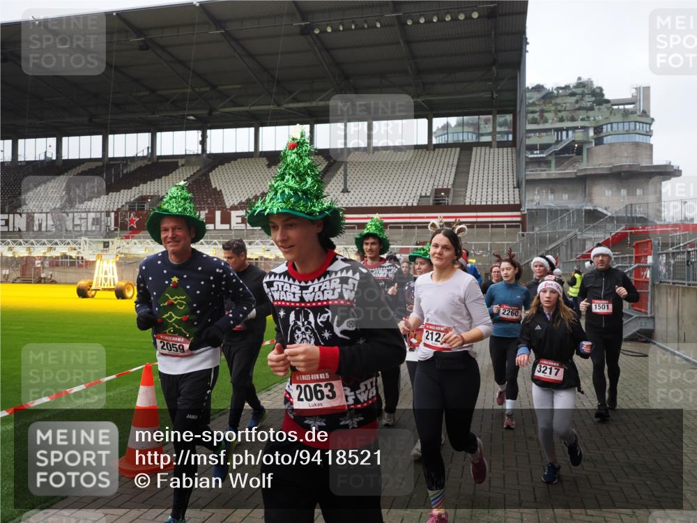 07.12.2025 - St. Pauli X-Mass-Run No. 15 Fabian Wolf http://msf.ph/oto/9418521 07.12.2025 11:26:23 Ziel 610, 624, 1345, 1498, 1501, 1632, 2059, 2063, 2066, 2069, 2074, 2124, 2257, 2260, 2637, 2786, 2795, 3217, 3257, 3258, 3260, 3261, 3607 meine-sportfotos.de