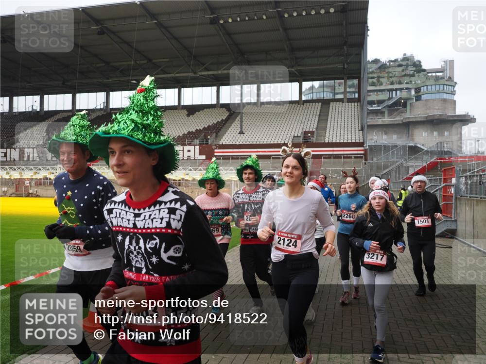07.12.2025 - St. Pauli X-Mass-Run No. 15 Fabian Wolf http://msf.ph/oto/9418522 07.12.2025 11:26:23 Ziel 610, 624, 1345, 1498, 1501, 1632, 2059, 2063, 2066, 2069, 2074, 2124, 2257, 2260, 2637, 2786, 2795, 3217, 3257, 3258, 3260, 3261, 3607 meine-sportfotos.de