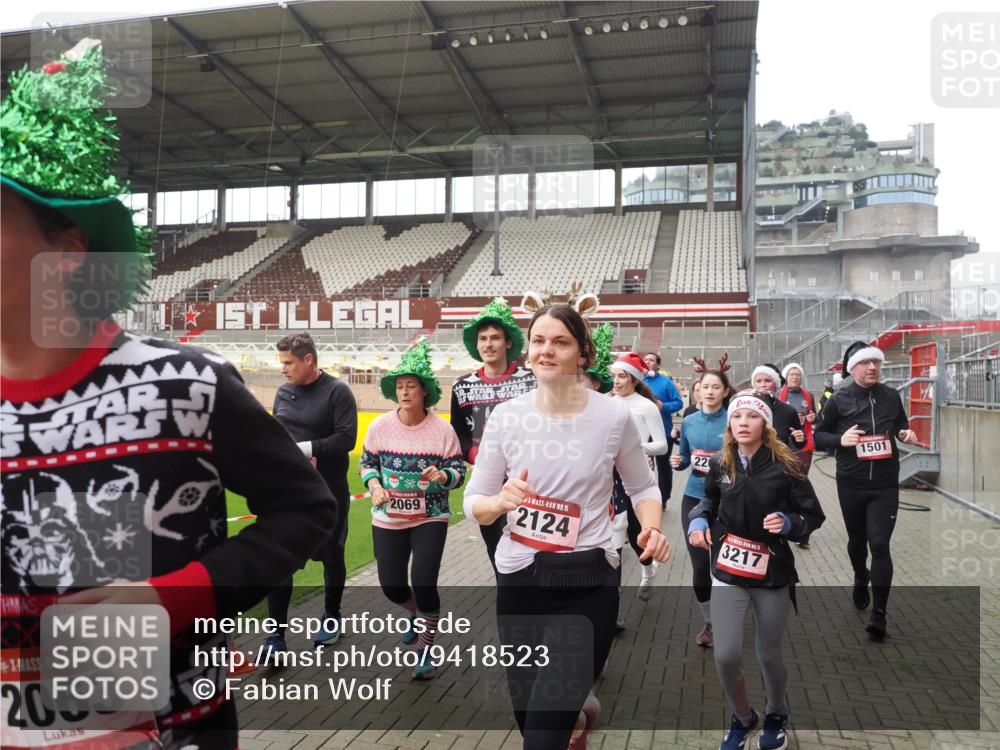 07.12.2025 - St. Pauli X-Mass-Run No. 15 Fabian Wolf http://msf.ph/oto/9418523 07.12.2025 11:26:23 Ziel 610, 624, 1345, 1498, 1501, 1632, 2059, 2063, 2066, 2069, 2074, 2124, 2257, 2260, 2637, 2786, 2795, 3217, 3257, 3258, 3260, 3261, 3607 meine-sportfotos.de