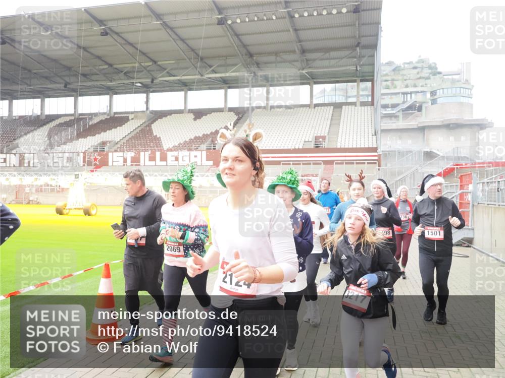 07.12.2025 - St. Pauli X-Mass-Run No. 15 Fabian Wolf http://msf.ph/oto/9418524 07.12.2025 11:26:23 Ziel 610, 624, 1345, 1498, 1501, 1632, 2059, 2063, 2066, 2069, 2074, 2124, 2257, 2260, 2637, 2786, 2795, 3217, 3257, 3258, 3260, 3261, 3607 meine-sportfotos.de