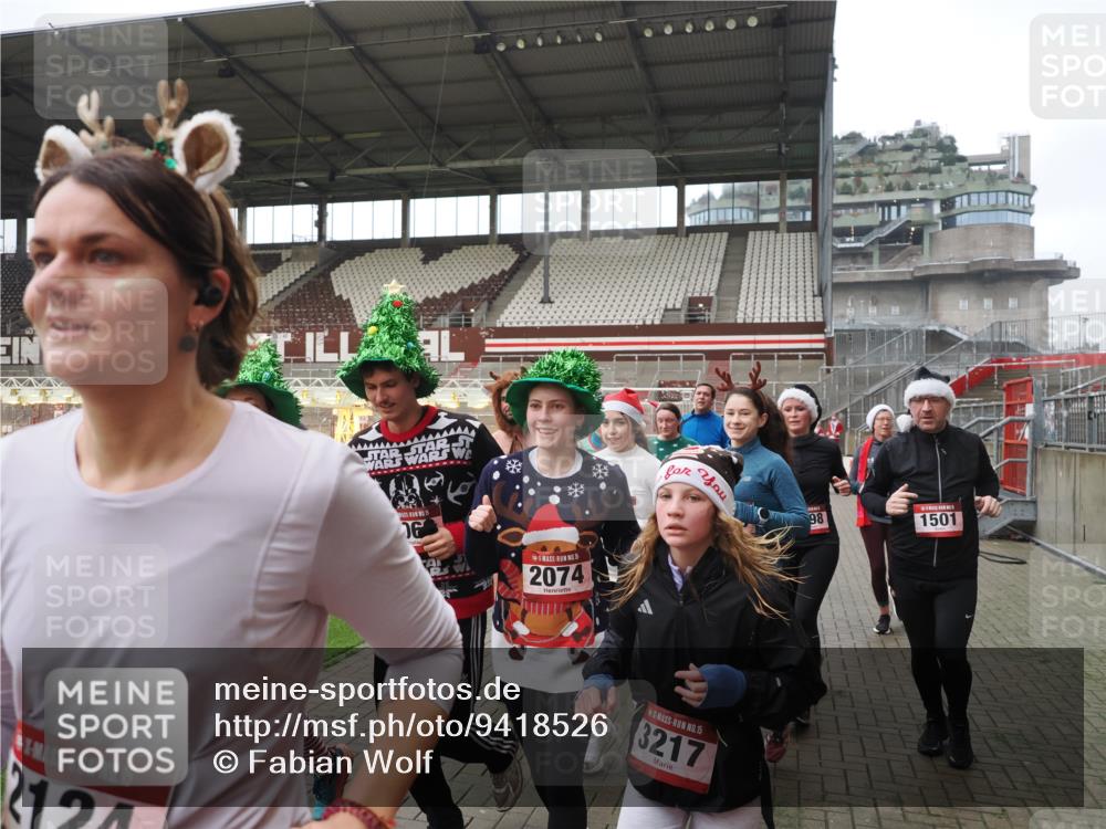 07.12.2025 - St. Pauli X-Mass-Run No. 15 Fabian Wolf http://msf.ph/oto/9418526 07.12.2025 11:26:24 Ziel 610, 624, 1345, 1498, 1501, 1632, 2059, 2063, 2066, 2069, 2074, 2124, 2257, 2260, 2637, 2786, 2795, 3217, 3257, 3258, 3260, 3261, 3607 meine-sportfotos.de