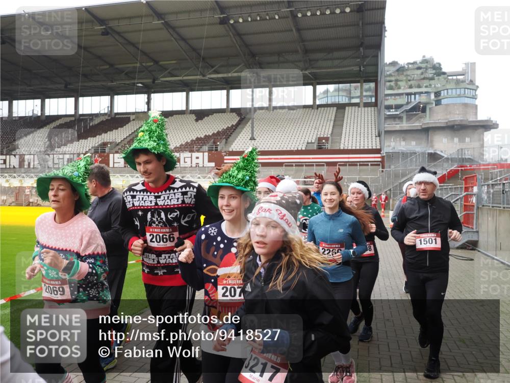 07.12.2025 - St. Pauli X-Mass-Run No. 15 Fabian Wolf http://msf.ph/oto/9418527 07.12.2025 11:26:24 Ziel 610, 624, 1345, 1498, 1501, 1632, 2059, 2063, 2066, 2069, 2074, 2124, 2257, 2260, 2637, 2786, 2795, 3217, 3257, 3258, 3260, 3261, 3607 meine-sportfotos.de