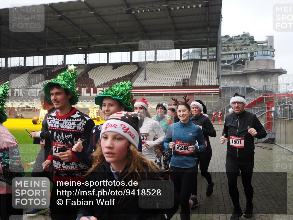 07.12.2025 - St. Pauli X-Mass-Run No. 15 Fabian Wolf http://msf.ph/oto/9418528 07.12.2025 11:26:24 Ziel 610, 624, 1345, 1498, 1501, 1632, 2059, 2063, 2066, 2069, 2074, 2124, 2257, 2260, 2637, 2786, 2795, 3217, 3257, 3258, 3260, 3261, 3607 meine-sportfotos.de