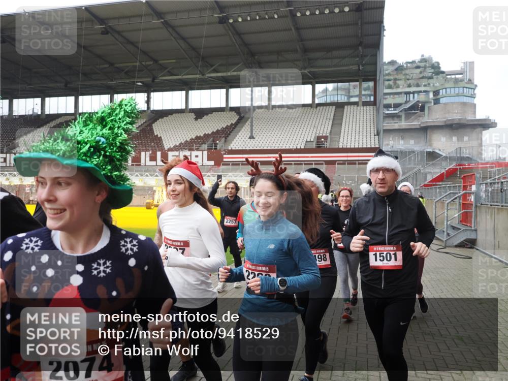 07.12.2025 - St. Pauli X-Mass-Run No. 15 Fabian Wolf http://msf.ph/oto/9418529 07.12.2025 11:26:24 Ziel 610, 624, 1345, 1498, 1501, 1632, 2059, 2063, 2066, 2069, 2074, 2124, 2257, 2260, 2637, 2786, 2795, 3217, 3257, 3258, 3260, 3261, 3607 meine-sportfotos.de