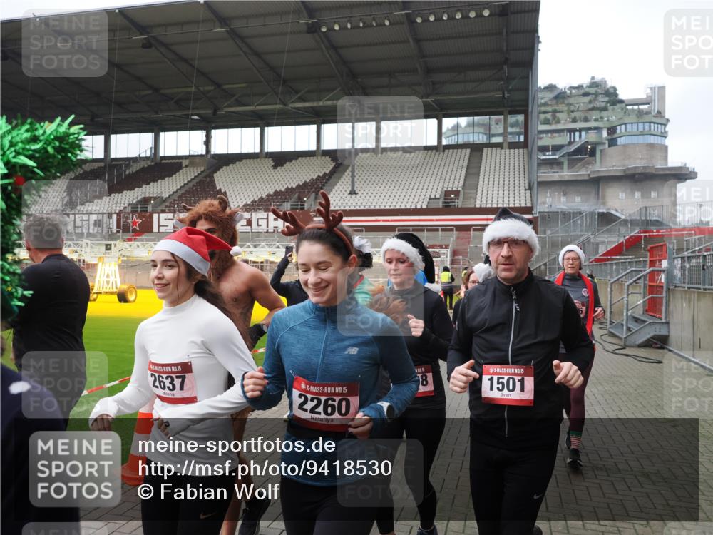 07.12.2025 - St. Pauli X-Mass-Run No. 15 Fabian Wolf http://msf.ph/oto/9418530 07.12.2025 11:26:25 Ziel 610, 624, 1345, 1498, 1501, 1632, 2059, 2063, 2066, 2069, 2074, 2124, 2257, 2260, 2637, 2786, 2795, 3217, 3257, 3258, 3260, 3261, 3607 meine-sportfotos.de