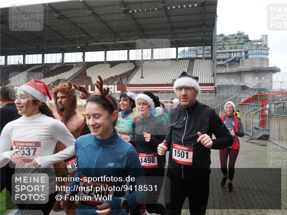 07.12.2025 - St. Pauli X-Mass-Run No. 15 Fabian Wolf http://msf.ph/oto/9418531 07.12.2025 11:26:25 Ziel 610, 624, 1345, 1498, 1501, 1632, 2059, 2063, 2066, 2069, 2074, 2124, 2257, 2260, 2637, 2786, 2795, 3217, 3257, 3258, 3260, 3261, 3607 meine-sportfotos.de