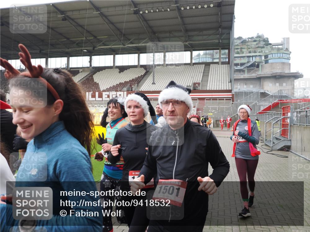 07.12.2025 - St. Pauli X-Mass-Run No. 15 Fabian Wolf http://msf.ph/oto/9418532 07.12.2025 11:26:25 Ziel 610, 624, 1345, 1498, 1501, 1632, 2059, 2063, 2066, 2069, 2074, 2124, 2257, 2260, 2637, 2786, 2795, 3217, 3257, 3258, 3260, 3261, 3607 meine-sportfotos.de