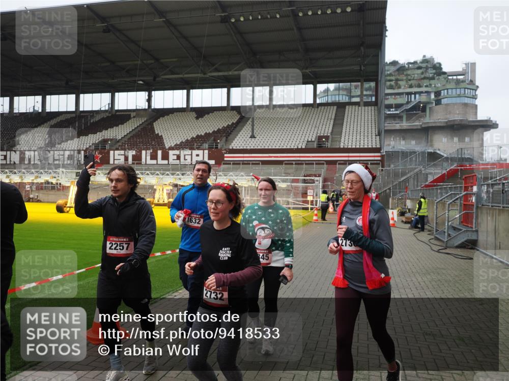 07.12.2025 - St. Pauli X-Mass-Run No. 15 Fabian Wolf http://msf.ph/oto/9418533 07.12.2025 11:26:26 Ziel 610, 624, 1345, 1498, 1501, 1632, 2059, 2063, 2066, 2069, 2074, 2124, 2257, 2260, 2637, 2786, 2795, 3217, 3257, 3258, 3260, 3261 meine-sportfotos.de
