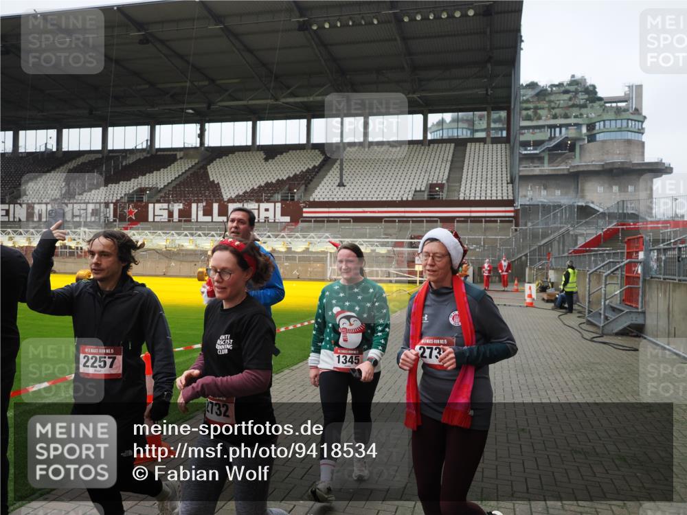 07.12.2025 - St. Pauli X-Mass-Run No. 15 Fabian Wolf http://msf.ph/oto/9418534 07.12.2025 11:26:26 Ziel 610, 624, 1345, 1498, 1501, 1632, 2059, 2063, 2066, 2069, 2074, 2124, 2257, 2260, 2637, 2786, 2795, 3217, 3257, 3258, 3260, 3261 meine-sportfotos.de
