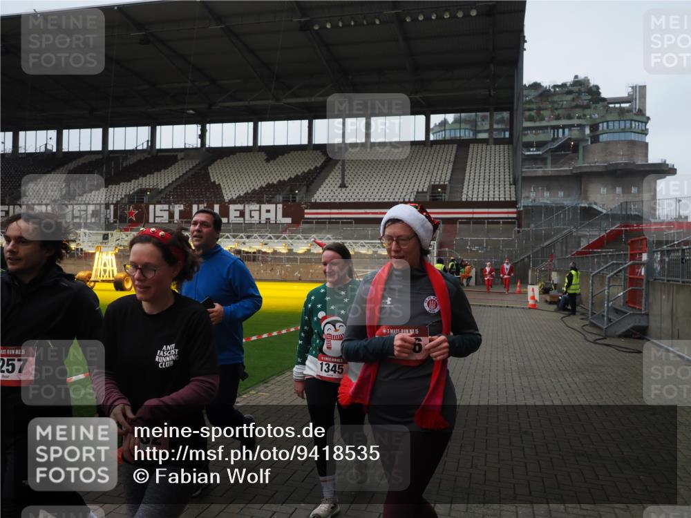 07.12.2025 - St. Pauli X-Mass-Run No. 15 Fabian Wolf http://msf.ph/oto/9418535 07.12.2025 11:26:26 Ziel 610, 624, 1345, 1498, 1501, 1632, 2059, 2063, 2066, 2069, 2074, 2124, 2257, 2260, 2637, 2786, 2795, 3217, 3257, 3258, 3260, 3261 meine-sportfotos.de