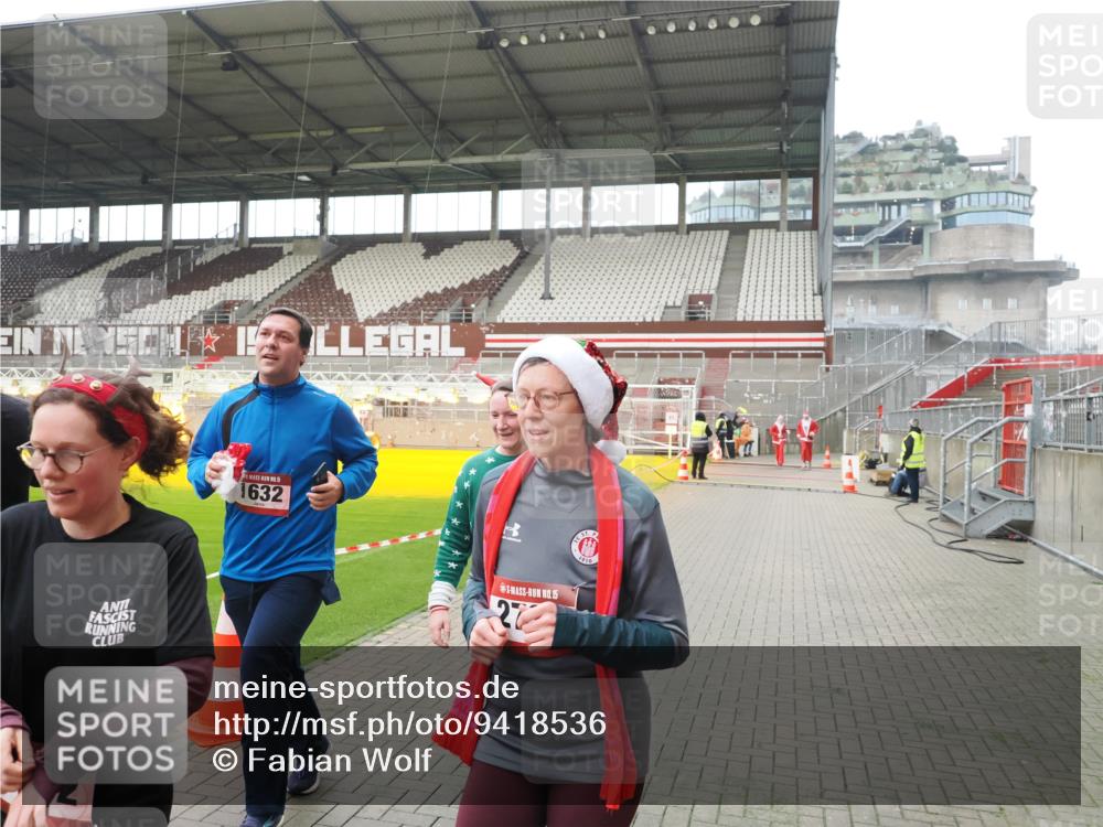 07.12.2025 - St. Pauli X-Mass-Run No. 15 Fabian Wolf http://msf.ph/oto/9418536 07.12.2025 11:26:26 Ziel 610, 624, 1345, 1498, 1501, 1632, 2059, 2063, 2066, 2069, 2074, 2124, 2257, 2260, 2637, 2786, 2795, 3217, 3257, 3258, 3260, 3261 meine-sportfotos.de