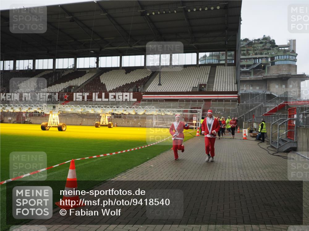 07.12.2025 - St. Pauli X-Mass-Run No. 15 Fabian Wolf http://msf.ph/oto/9418540 07.12.2025 11:26:33 Ziel 610, 624, 1498, 1501, 1632, 2024, 2026, 2069, 2074, 2124, 2257, 2260, 2637, 2748, 2749, 2813, 3217 meine-sportfotos.de