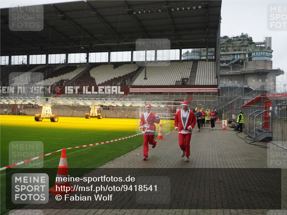 07.12.2025 - St. Pauli X-Mass-Run No. 15 Fabian Wolf http://msf.ph/oto/9418541 07.12.2025 11:26:34 Ziel 205, 209, 610, 624, 1498, 1632, 2024, 2026, 2257, 2748, 2749, 2813, 3217 meine-sportfotos.de