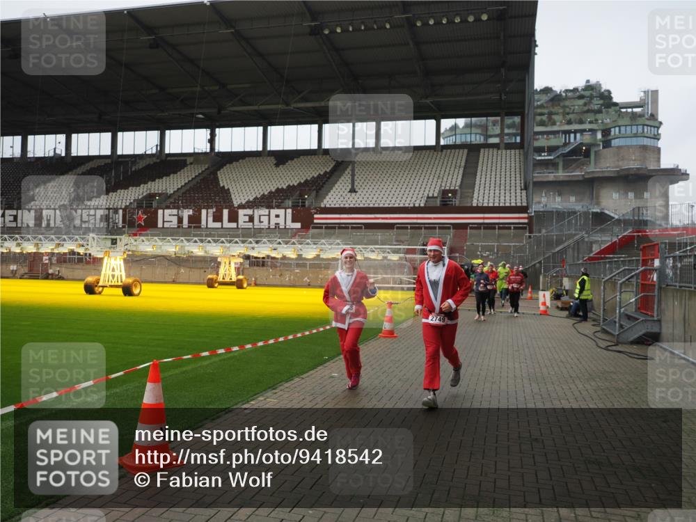07.12.2025 - St. Pauli X-Mass-Run No. 15 Fabian Wolf http://msf.ph/oto/9418542 07.12.2025 11:26:34 Ziel 205, 209, 610, 624, 1498, 1632, 2024, 2026, 2257, 2748, 2749, 2813, 3217 meine-sportfotos.de