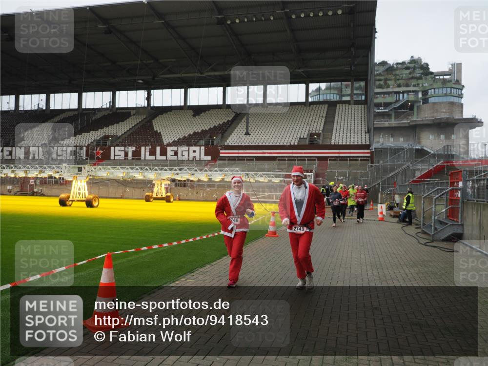 07.12.2025 - St. Pauli X-Mass-Run No. 15 Fabian Wolf http://msf.ph/oto/9418543 07.12.2025 11:26:35 Ziel 205, 209, 1632, 2024, 2026, 2234, 2236, 2240, 2257, 2748, 2749, 2813 meine-sportfotos.de