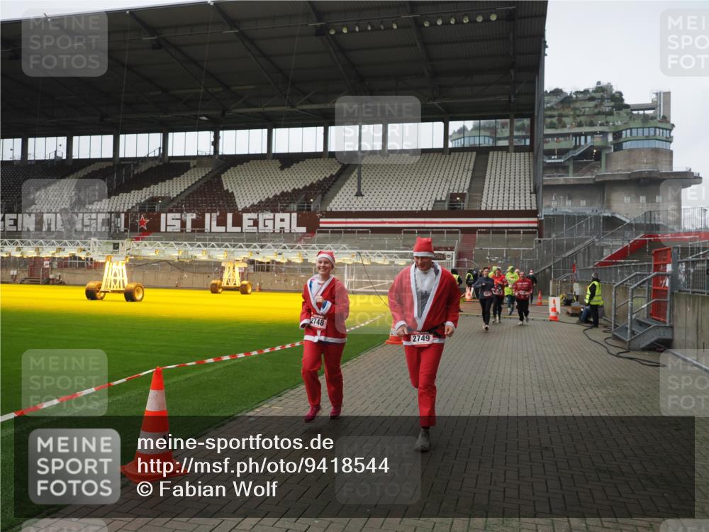 07.12.2025 - St. Pauli X-Mass-Run No. 15 Fabian Wolf http://msf.ph/oto/9418544 07.12.2025 11:26:35 Ziel 205, 209, 1632, 2024, 2026, 2234, 2236, 2240, 2257, 2748, 2749, 2813 meine-sportfotos.de