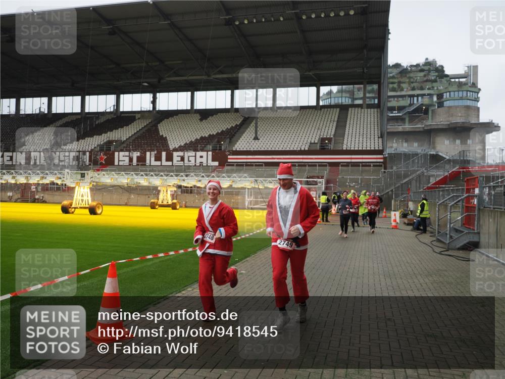 07.12.2025 - St. Pauli X-Mass-Run No. 15 Fabian Wolf http://msf.ph/oto/9418545 07.12.2025 11:26:35 Ziel 205, 209, 1632, 2024, 2026, 2234, 2236, 2240, 2257, 2748, 2749, 2813 meine-sportfotos.de