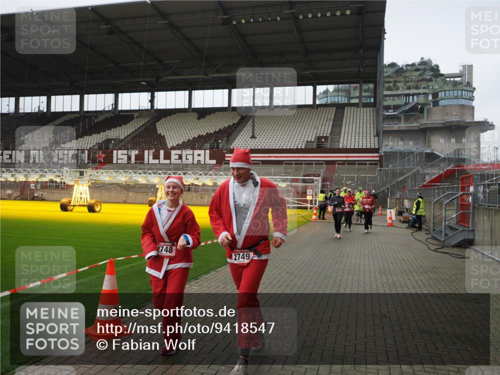 07.12.2025 - St. Pauli X-Mass-Run No. 15 Fabian Wolf http://msf.ph/oto/9418547 07.12.2025 11:26:35 Ziel 205, 209, 1632, 2024, 2026, 2234, 2236, 2240, 2257, 2748, 2749, 2813 meine-sportfotos.de