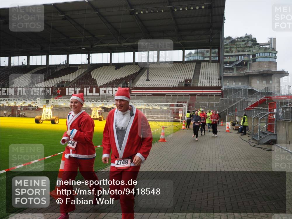 07.12.2025 - St. Pauli X-Mass-Run No. 15 Fabian Wolf http://msf.ph/oto/9418548 07.12.2025 11:26:36 Ziel 205, 209, 1632, 2024, 2026, 2234, 2236, 2237, 2240, 2748, 2749, 2813 meine-sportfotos.de
