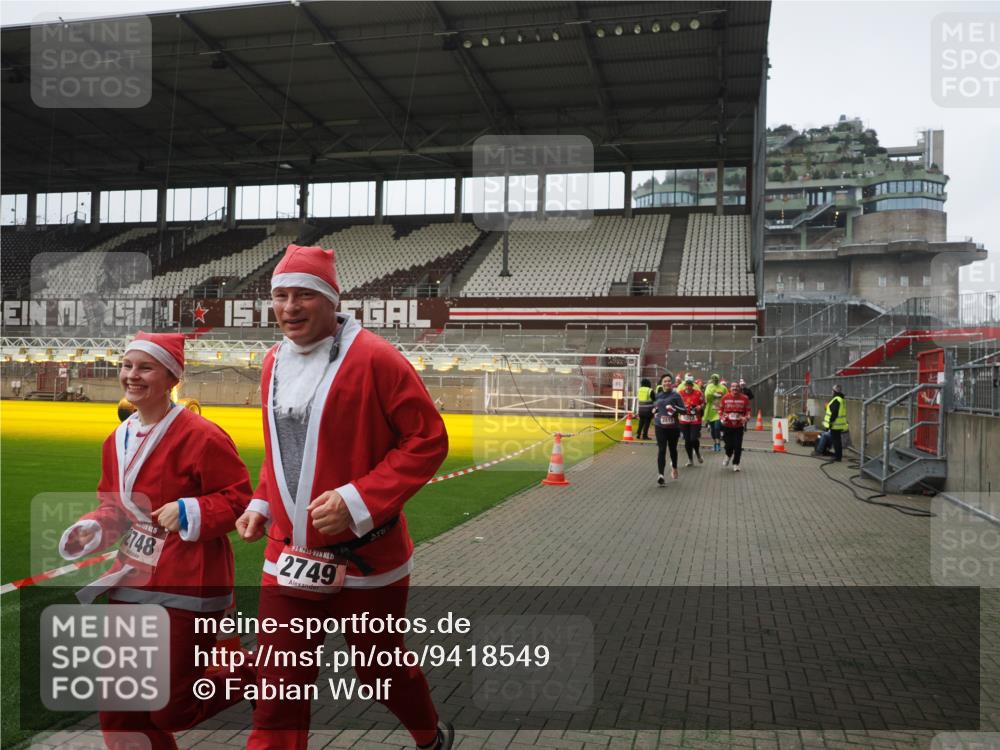 07.12.2025 - St. Pauli X-Mass-Run No. 15 Fabian Wolf http://msf.ph/oto/9418549 07.12.2025 11:26:36 Ziel 205, 209, 1632, 2024, 2026, 2234, 2236, 2237, 2240, 2748, 2749, 2813 meine-sportfotos.de