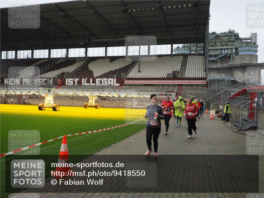 07.12.2025 - St. Pauli X-Mass-Run No. 15 Fabian Wolf http://msf.ph/oto/9418550 07.12.2025 11:26:38 Ziel 205, 209, 2024, 2026, 2234, 2236, 2237, 2240, 2748, 2749, 2813, 2942, 4884 meine-sportfotos.de