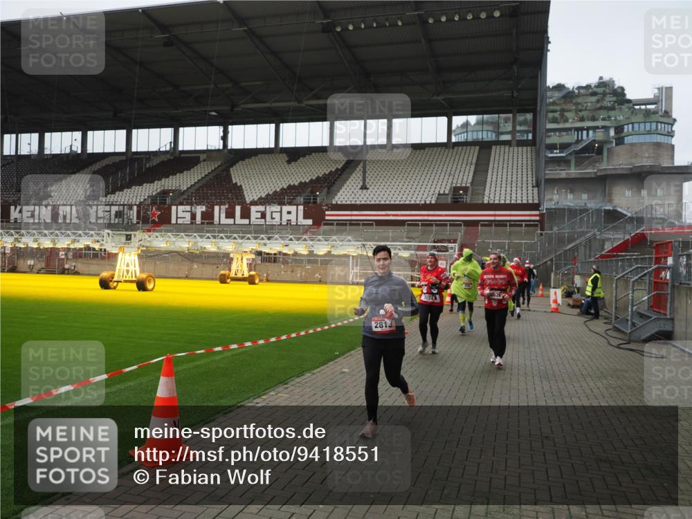 07.12.2025 - St. Pauli X-Mass-Run No. 15 Fabian Wolf http://msf.ph/oto/9418551 07.12.2025 11:26:38 Ziel 205, 209, 2024, 2026, 2234, 2236, 2237, 2240, 2748, 2749, 2813, 2942, 4884 meine-sportfotos.de
