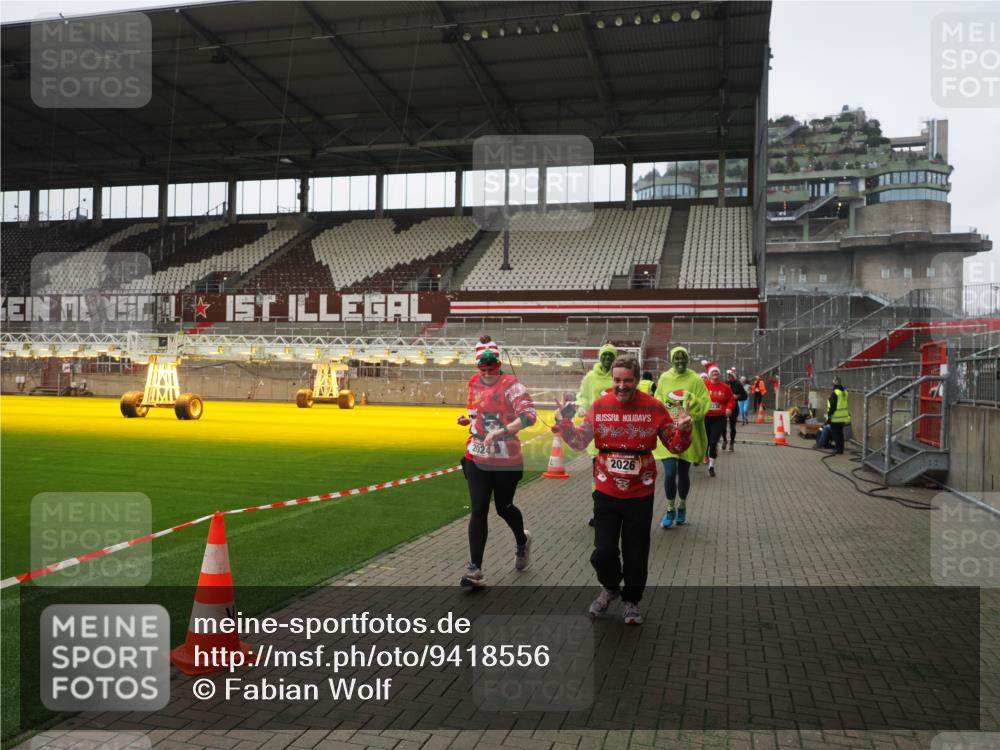 07.12.2025 - St. Pauli X-Mass-Run No. 15 Fabian Wolf http://msf.ph/oto/9418556 07.12.2025 11:26:40 Ziel 205, 209, 2024, 2026, 2234, 2236, 2237, 2240, 2748, 2749, 2813, 2942, 4884 meine-sportfotos.de