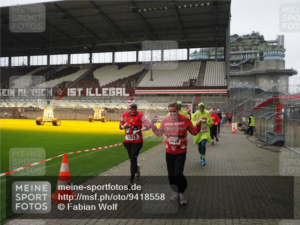 07.12.2025 - St. Pauli X-Mass-Run No. 15 Fabian Wolf http://msf.ph/oto/9418558 07.12.2025 11:26:40 Ziel 205, 209, 2024, 2026, 2234, 2236, 2237, 2240, 2748, 2749, 2813, 2942, 4884 meine-sportfotos.de