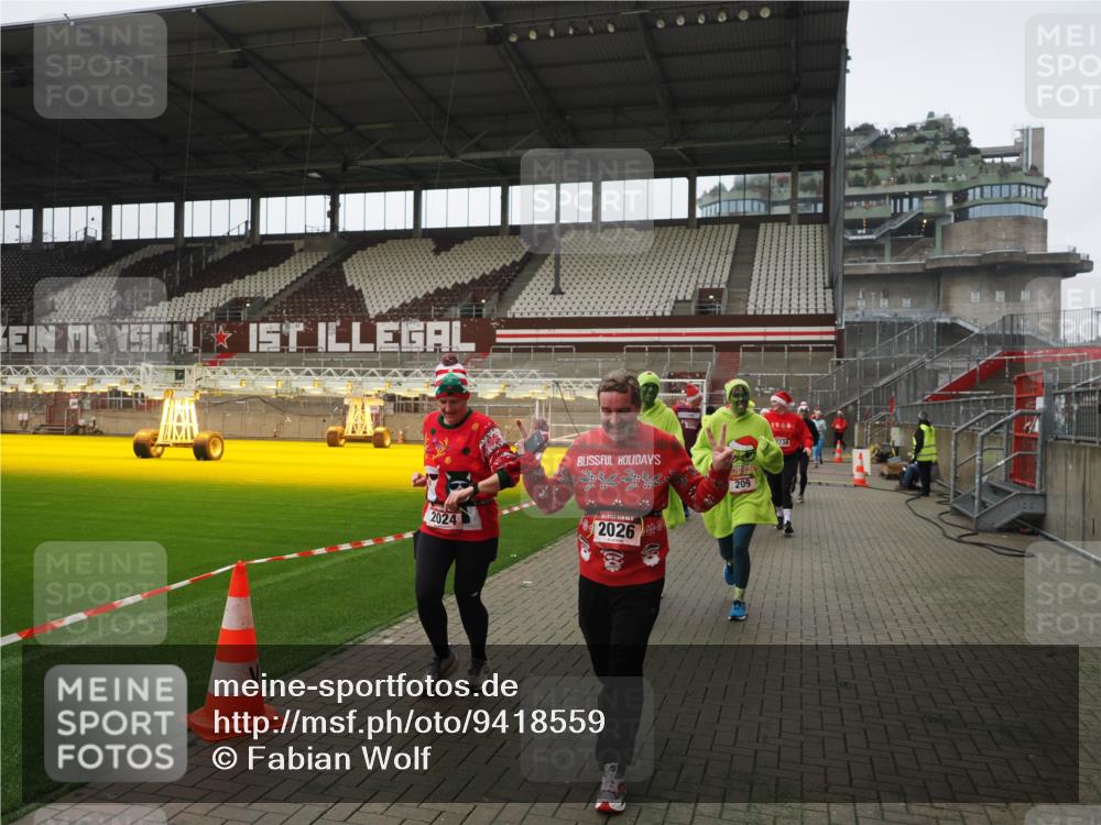 07.12.2025 - St. Pauli X-Mass-Run No. 15 Fabian Wolf http://msf.ph/oto/9418559 07.12.2025 11:26:41 Ziel 205, 209, 2024, 2026, 2176, 2234, 2236, 2237, 2240, 2748, 2749, 2813, 2942, 4884 meine-sportfotos.de