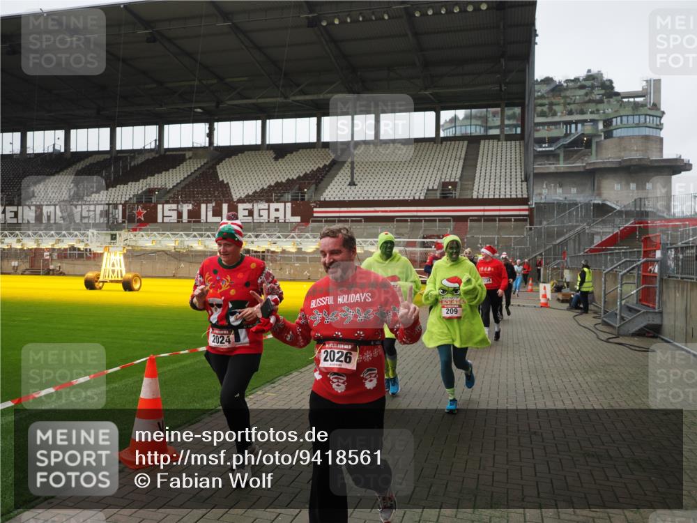 07.12.2025 - St. Pauli X-Mass-Run No. 15 Fabian Wolf http://msf.ph/oto/9418561 07.12.2025 11:26:41 Ziel 205, 209, 2024, 2026, 2176, 2234, 2236, 2237, 2240, 2748, 2749, 2813, 2942, 4884 meine-sportfotos.de