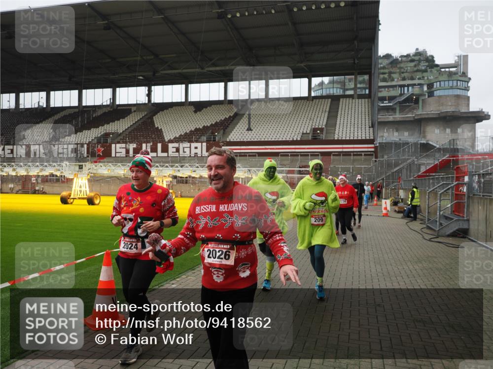 07.12.2025 - St. Pauli X-Mass-Run No. 15 Fabian Wolf http://msf.ph/oto/9418562 07.12.2025 11:26:41 Ziel 205, 209, 2024, 2026, 2176, 2234, 2236, 2237, 2240, 2748, 2749, 2813, 2942, 4884 meine-sportfotos.de