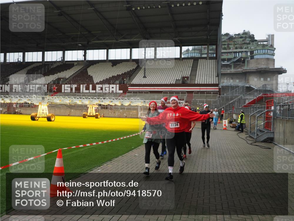 07.12.2025 - St. Pauli X-Mass-Run No. 15 Fabian Wolf http://msf.ph/oto/9418570 07.12.2025 11:26:43 Ziel 205, 209, 2024, 2026, 2175, 2176, 2234, 2236, 2237, 2240, 2748, 2749, 2813, 2942, 4884 meine-sportfotos.de