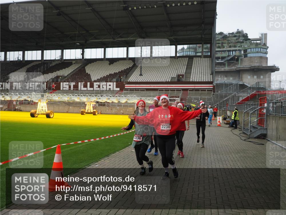 07.12.2025 - St. Pauli X-Mass-Run No. 15 Fabian Wolf http://msf.ph/oto/9418571 07.12.2025 11:26:44 Ziel 205, 209, 2024, 2026, 2175, 2176, 2234, 2236, 2237, 2240, 2748, 2749, 2813, 2942, 4884 meine-sportfotos.de