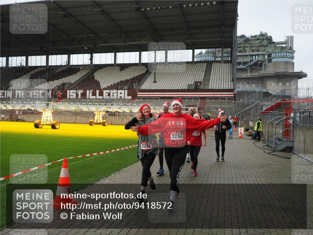 07.12.2025 - St. Pauli X-Mass-Run No. 15 Fabian Wolf http://msf.ph/oto/9418572 07.12.2025 11:26:44 Ziel 205, 209, 2024, 2026, 2175, 2176, 2234, 2236, 2237, 2240, 2748, 2749, 2813, 2942, 4884 meine-sportfotos.de