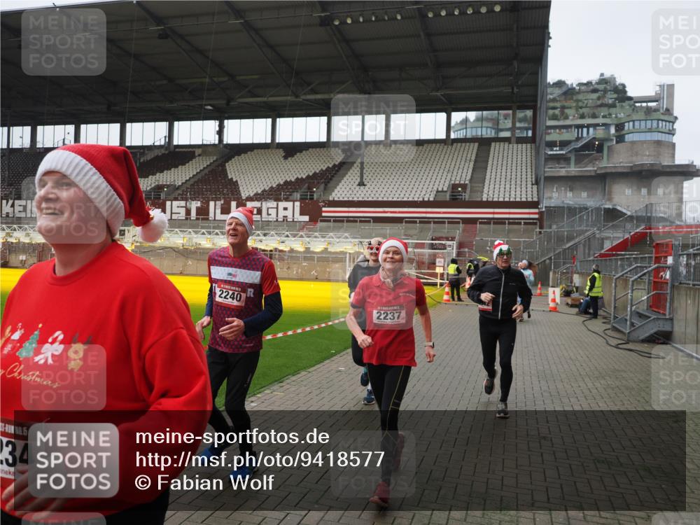 07.12.2025 - St. Pauli X-Mass-Run No. 15 Fabian Wolf http://msf.ph/oto/9418577 07.12.2025 11:26:45 Ziel 205, 209, 2024, 2026, 2175, 2176, 2234, 2236, 2237, 2240, 2748, 2749, 2813, 2942, 2972, 2979, 4884 meine-sportfotos.de