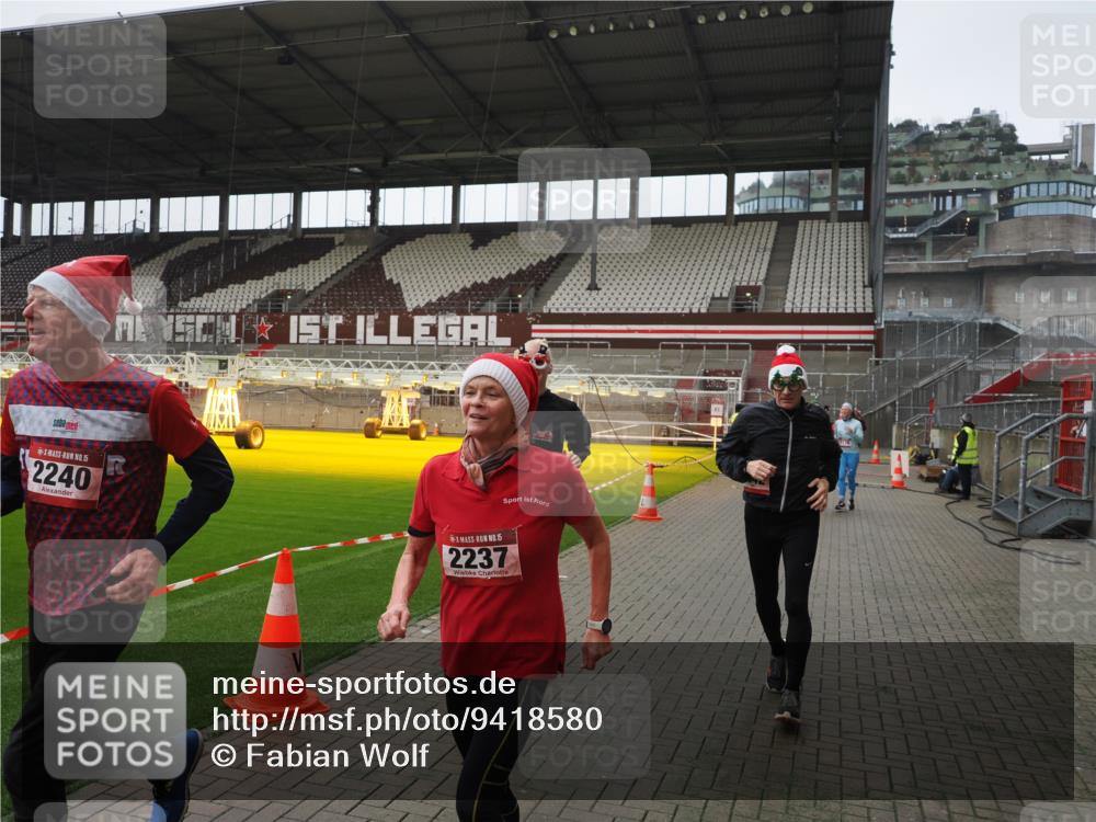 07.12.2025 - St. Pauli X-Mass-Run No. 15 Fabian Wolf http://msf.ph/oto/9418580 07.12.2025 11:26:46 Ziel 205, 209, 2024, 2026, 2175, 2176, 2234, 2236, 2237, 2240, 2748, 2749, 2813, 2942, 2972, 2979, 4884 meine-sportfotos.de
