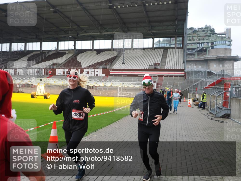 07.12.2025 - St. Pauli X-Mass-Run No. 15 Fabian Wolf http://msf.ph/oto/9418582 07.12.2025 11:26:46 Ziel 205, 209, 2024, 2026, 2175, 2176, 2234, 2236, 2237, 2240, 2748, 2749, 2813, 2942, 2972, 2979, 4884 meine-sportfotos.de
