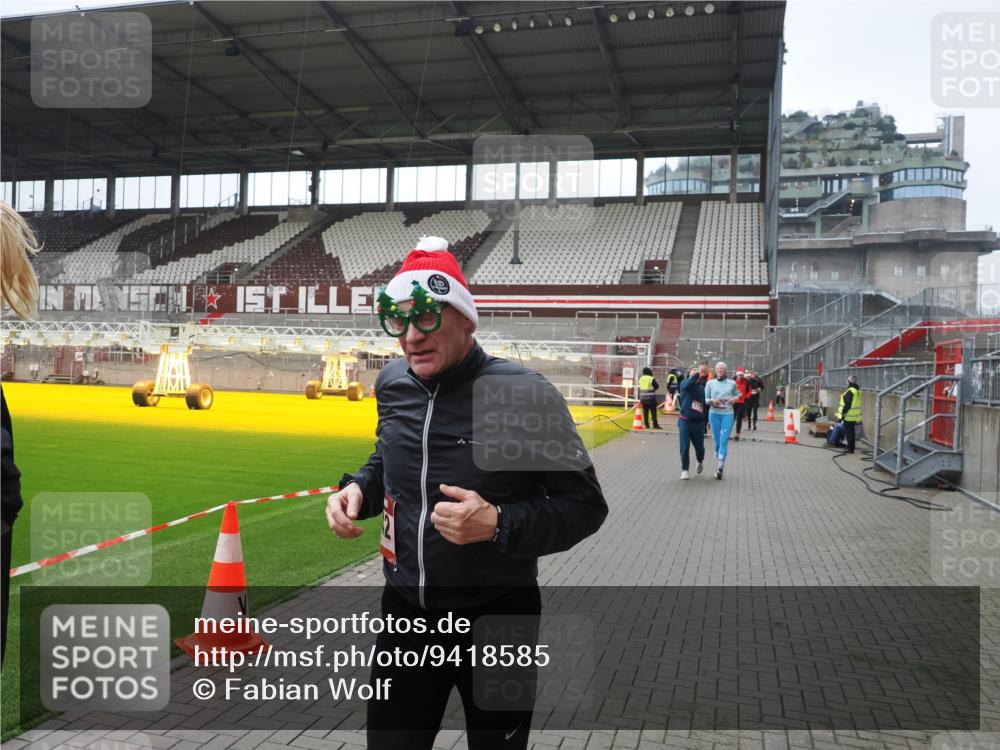 07.12.2025 - St. Pauli X-Mass-Run No. 15 Fabian Wolf http://msf.ph/oto/9418585 07.12.2025 11:26:47 Ziel 205, 209, 2024, 2026, 2175, 2176, 2234, 2236, 2237, 2240, 2748, 2749, 2813, 2942, 2972, 2979, 4884 meine-sportfotos.de