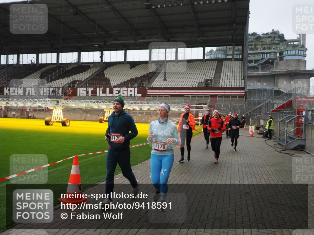 07.12.2025 - St. Pauli X-Mass-Run No. 15 Fabian Wolf http://msf.ph/oto/9418591 07.12.2025 11:26:52 Ziel 205, 209, 1080, 2024, 2026, 2072, 2175, 2176, 2234, 2236, 2237, 2240, 2789, 2790, 2813, 2942, 2972, 2979, 4884 meine-sportfotos.de