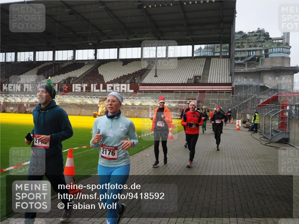 07.12.2025 - St. Pauli X-Mass-Run No. 15 Fabian Wolf http://msf.ph/oto/9418592 07.12.2025 11:26:52 Ziel 205, 209, 1080, 2024, 2026, 2072, 2175, 2176, 2234, 2236, 2237, 2240, 2789, 2790, 2813, 2942, 2972, 2979, 4884 meine-sportfotos.de